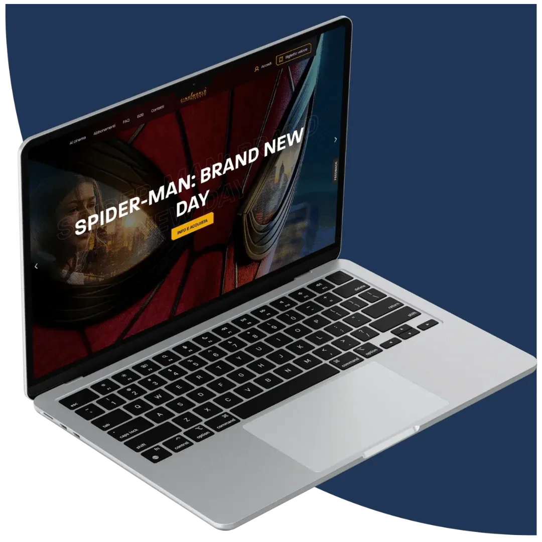 Un computer portatile mostra la home del sito di Cineworld Trento, realizzato da MarketingDesign.